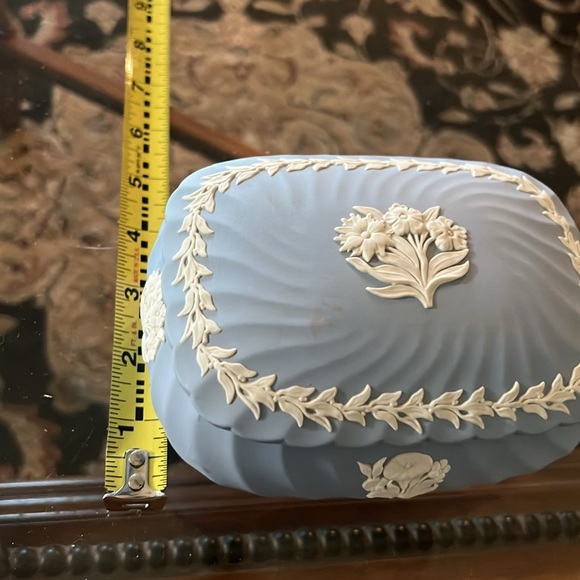 Wedgwood Vintage Blue and White Decorative Box - Picture 2 of 6